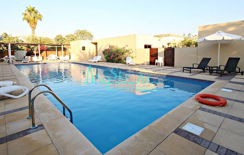 RENOVATED 3BR+M VILLA WITH A BIG PRIVATE GARDEN AND SHARED POOL IN JUMEIRAH