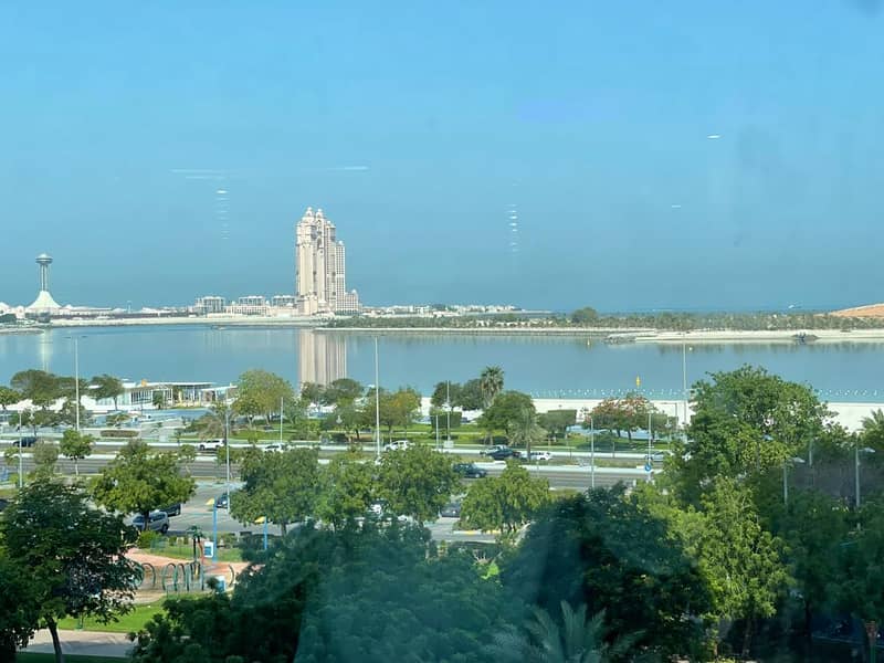 للايجار مكتب  على كورنيش العاصمة ابوظبي . برج الكورنيش ( بناية لجنة خليفة سابقا)  بدون عمولة.