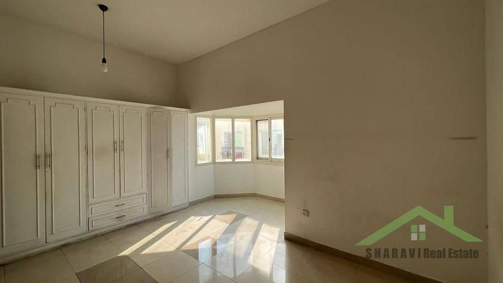 Luxury: 4 Bedrooms Corner Villa in Mirdif at 105k