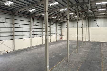 Warehouse for Rent in Mussafah, Abu Dhabi - Modern | Mezzanine | 2 Loading Doors