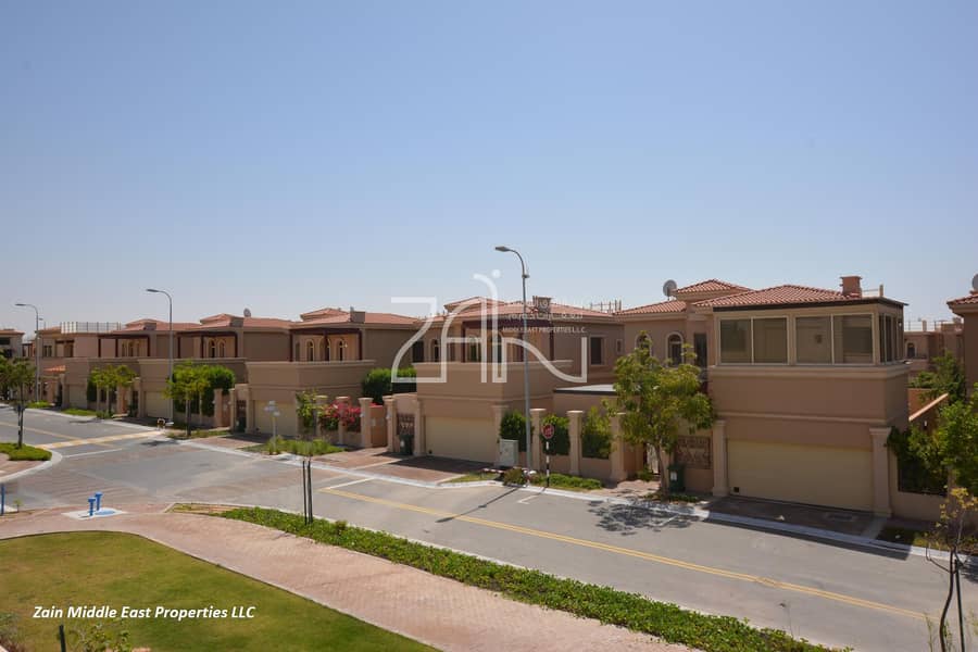 Hot Deal Single Row 4BR TH with Good Facilities Hot Deal Single Row 4BR TH with Good Facilities