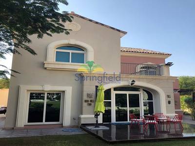 Spacious 5 bedrooms villa in single row Spacious 5 bedrooms villa in single row