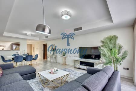 2 Bedroom Apartment for Rent in Palm Jumeirah, Dubai - Stylish and modern living room with 65-in Smart TV