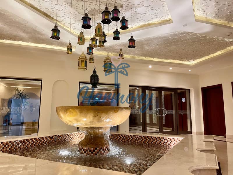 18 Luxurious marble fountains in lobby
