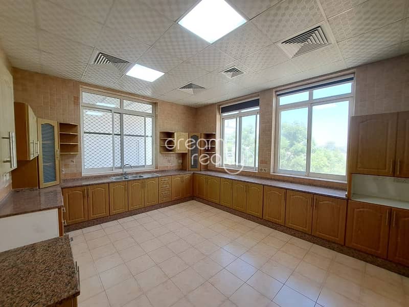 LUXURIOUS 5BED WITH MAID/SWIMMING POOL/GARDEN LUXURIOUS 5BED WITH MAID/SWIMMING POOL/GARDEN