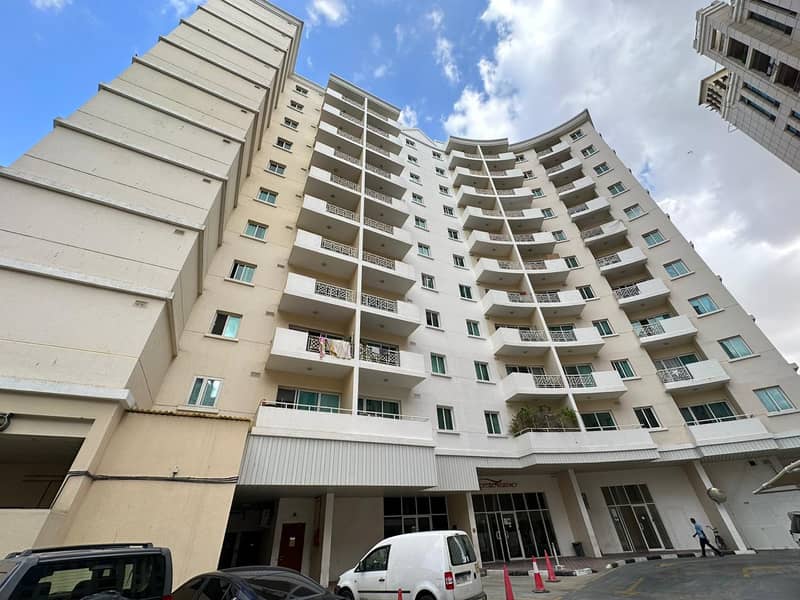 Large BR - Close Kitchen - Full Facility Building Large BR - Close Kitchen - Full Facility Building