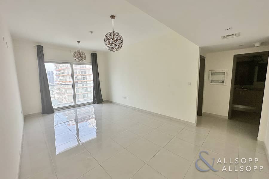 Vacant | High Floor | Large Layout | 1 Bed