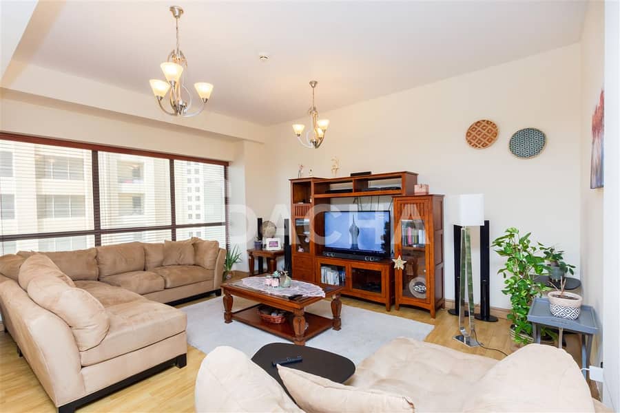Vacant / Middle Floor / Bright Unit Vacant / Middle Floor / Bright Unit