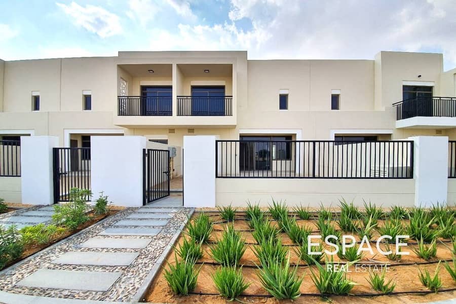 Close to Pool | Single Row | Open Layout