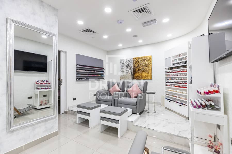 Salon for Sale | Lake Views | Prime Area Salon for Sale | Lake Views | Prime Area