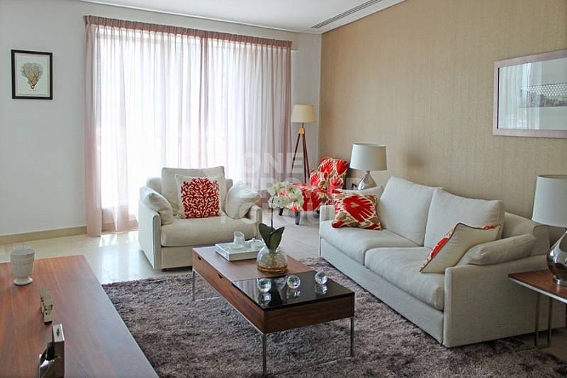 Luxury Upgraded Villa Bay Central Vacant