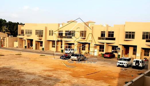 Stunning! Lovely 4 Master Bed Villa with amazing Backyard Stunning! Lovely 4 Master Bed Villa with amazing Backyard