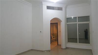 Price under value Studio available in Madinat Zayed,(28k 1,2,3chqs)