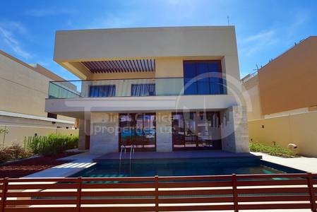 Price REDUCED! With Private Swimming Pool! Price REDUCED! With Private Swimming Pool!