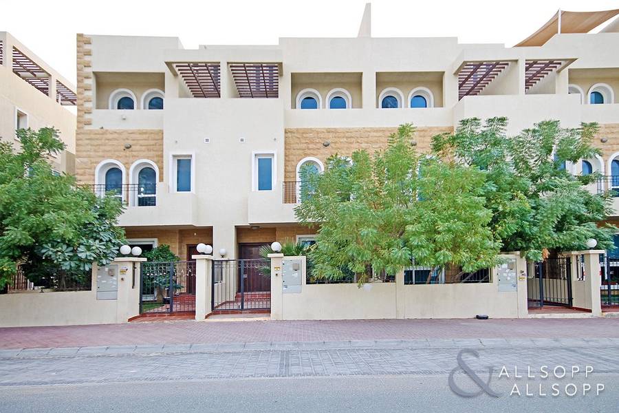 Vacant | Immaculate Four Bed Townhouse