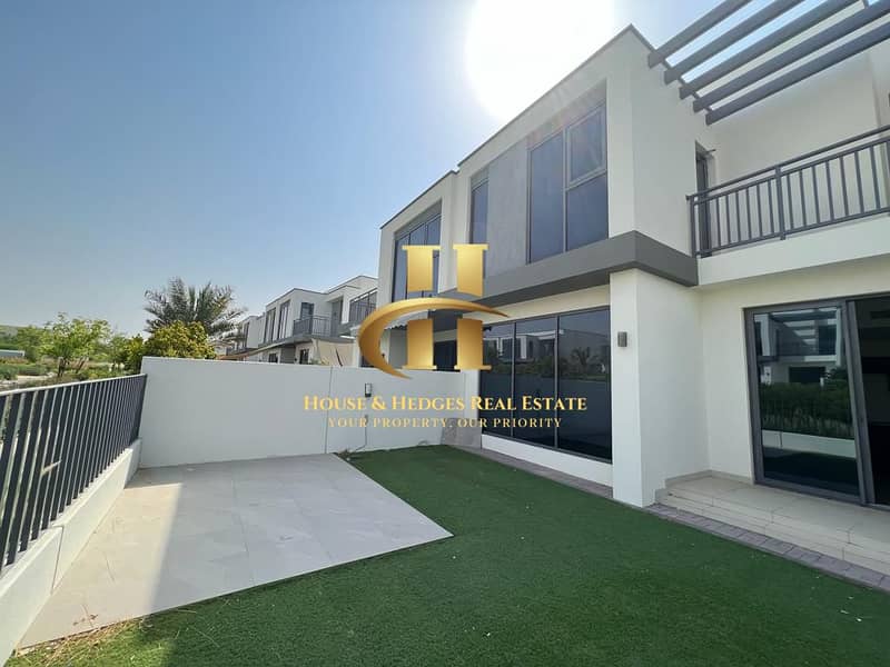 Single Row Villa-Well maintained-Upgraded backyard Single Row Villa-Well maintained-Upgraded backyard
