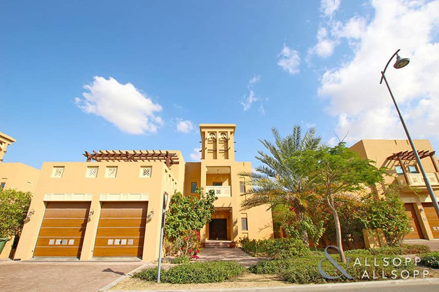 5 Bedroom | Upgraded Villa | Ready NOW! 5 Bedroom | Upgraded Villa | Ready NOW!