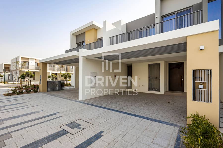 Vacant and Huge Townhouse | Near to Pool