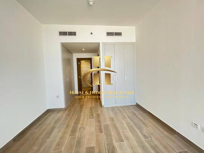 Distress Deal | Rented Unit | Marina View | Mid Floor Distress Deal | Rented Unit | Marina View | Mid Floor