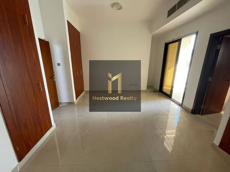 Semi-Closed Kitchen | Large open living area Semi-Closed Kitchen | Large open living area
