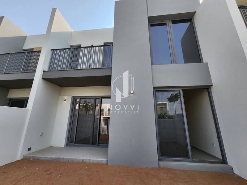At Pool, Park, Gym | Single Row | Fitted Kitchen At Pool, Park, Gym | Single Row | Fitted Kitchen