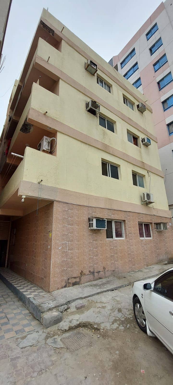 A residential building for sale in Rumaila for 1,600,000 and a very excellent income of 10% annually