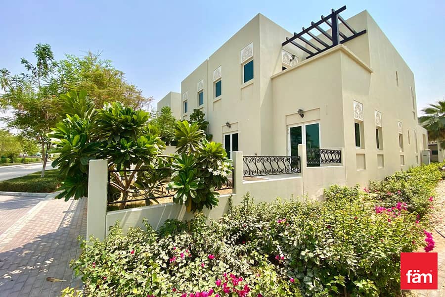 Vacant Now | Corner Unit | Single Row Vacant Now | Corner Unit | Single Row