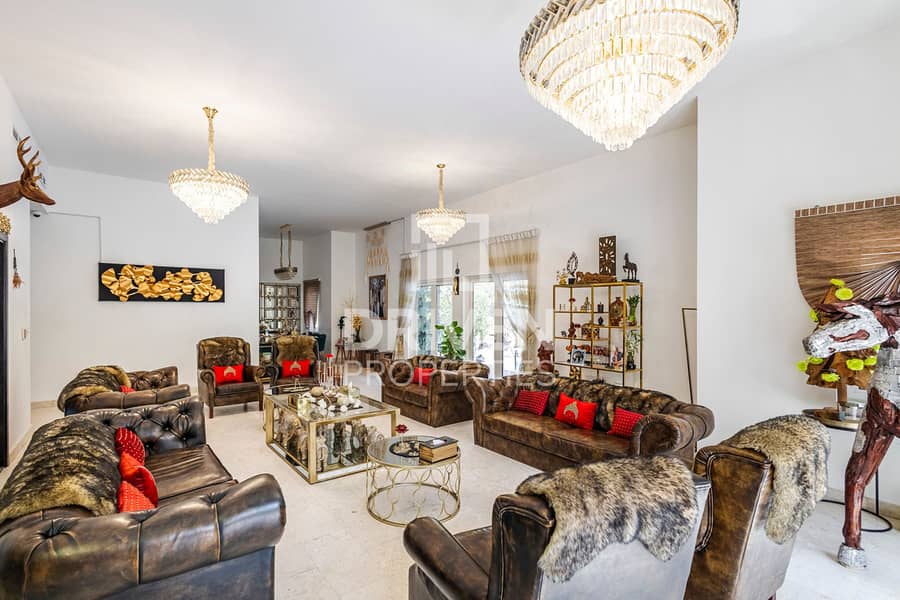 Single Row Villa Near Park w/ Pool View Single Row Villa Near Park w/ Pool View