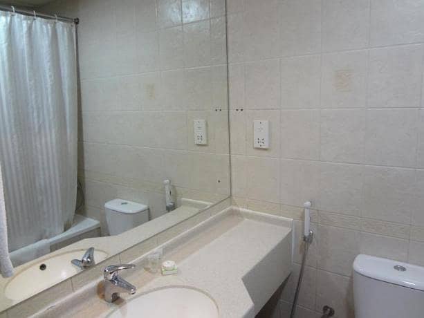 5 bathroom 01. jpg