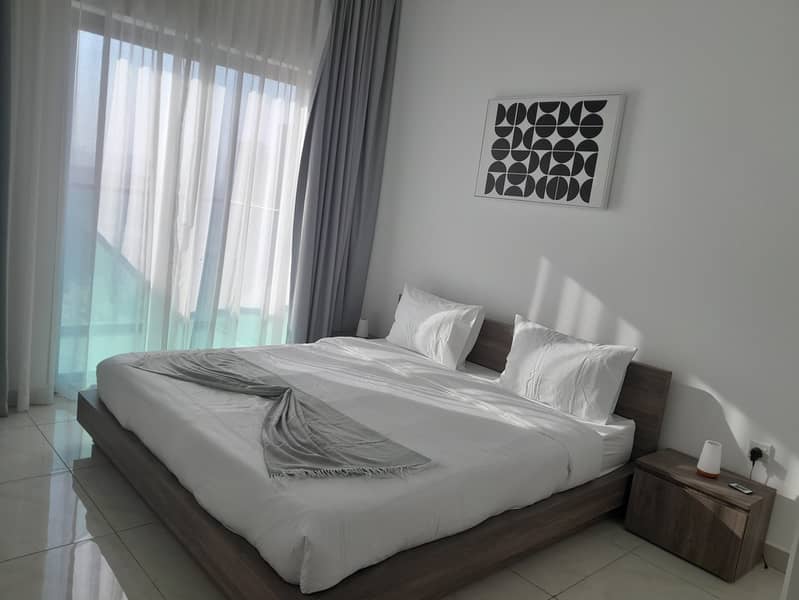 Elegant and Extremely Spacious 1 Bedroom - Image 8