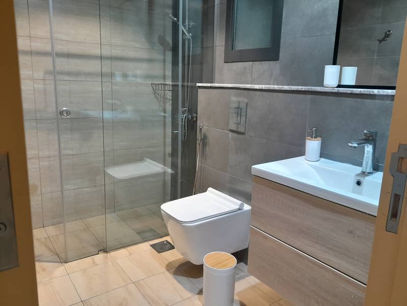 Elegant and Extremely Spacious 1 Bedroom - Image 13