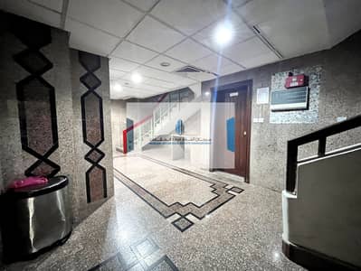 شقة 3 غرف نوم للايجار في شارع المطار، أبوظبي - شقة في شارع المطار 3 غرف 65000 درهم - 7996296