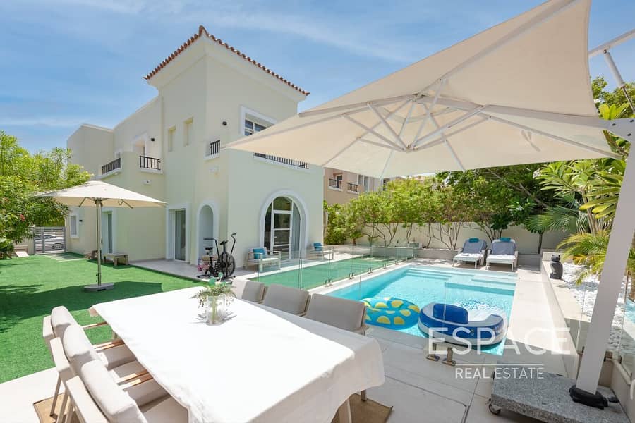 Superbly Renovated | Large Plot with Pool Superbly Renovated | Large Plot with Pool