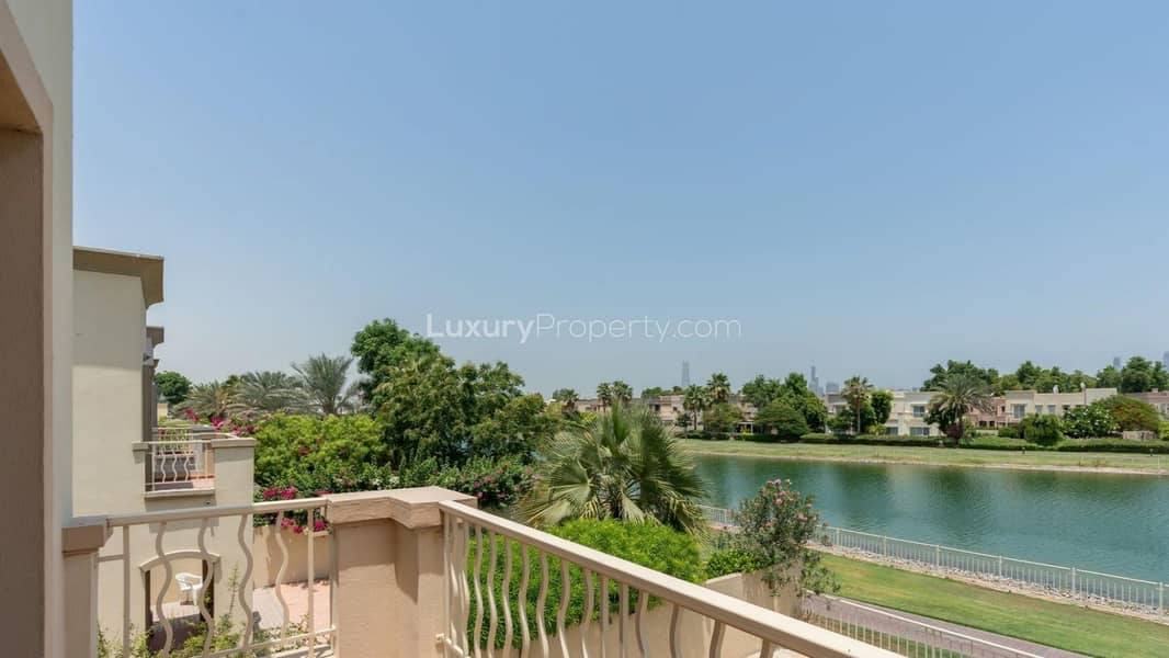 Single Row | Lake View | Landscaped Garden Single Row | Lake View | Landscaped Garden