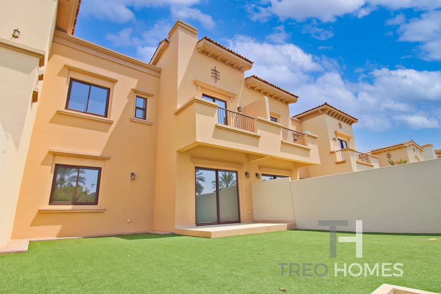 Beautiful garden | Spacious end unit | Study Beautiful garden | Spacious end unit | Study