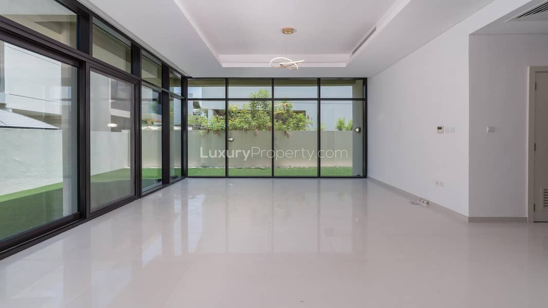 Vacant | L -Shaped Landscaped Garden Vacant | L -Shaped Landscaped Garden
