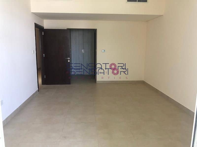 6 2 PARKING SPACES / LOWER FLOOR /VERY SPACIOUS SIZE