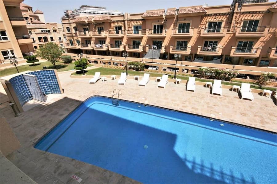 Spacious 2 BR Apartment with close Kitchen I Pool View