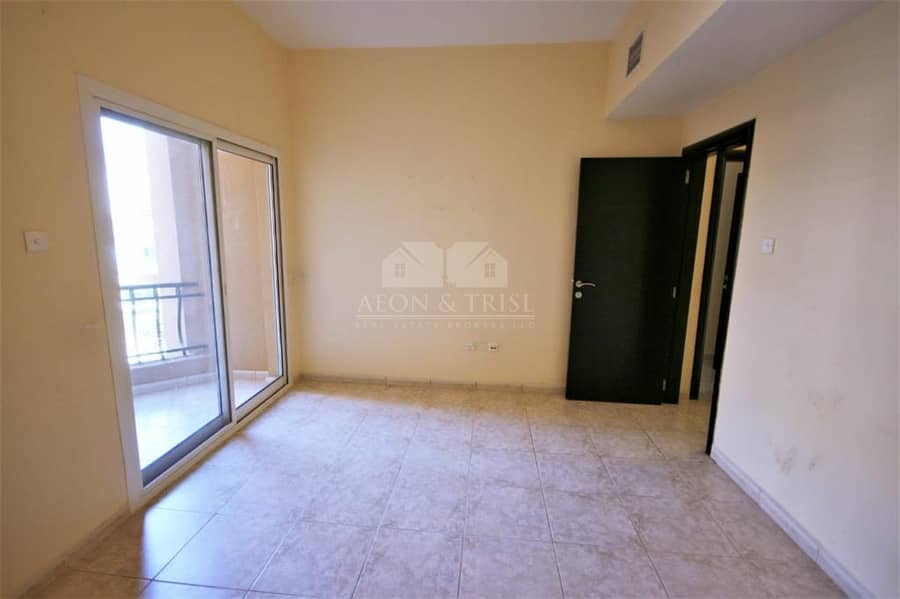 5 Spacious 2 BR Apartment with close Kitchen I Pool View