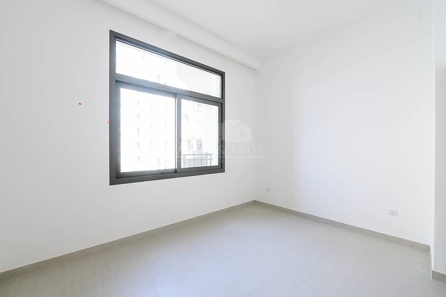 4 Brand new apartment on the park with garden and pool