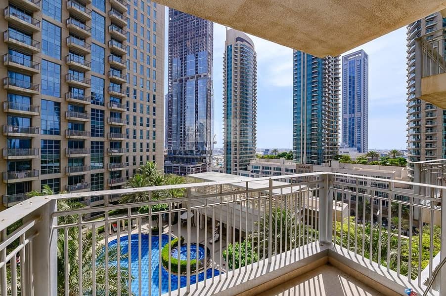 3 Standpoint B Vacant 1 bed room Stunning pool view