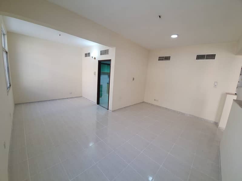 **GRAB THE DEAL**LARGE 4 BEDROOMS-1 ROOM DOWN-FREE PARKING IN HOR AL ANZ FOR JUST