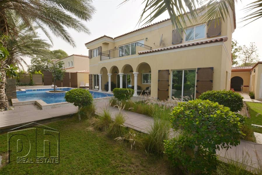 Large villa with Stunning Pool and outdoor area