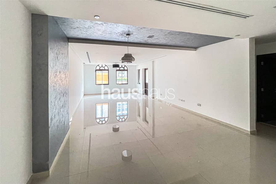 VACANT | Huge Townhouse | Triplex | High ROI VACANT | Huge Townhouse | Triplex | High ROI