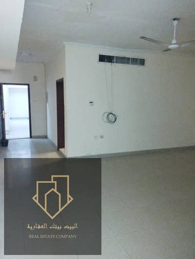 For rent in Ajman, a room and a hall in Al Rawda 1, directly on Mecca Street. The building is two floors without an elevator. The area of the apar