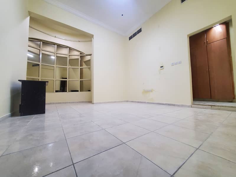 WONDERFULL 1 BEDROOM AND HALL WITH BIG SAPRATE KITCHEN AND HUGE ROOM SIZE GOOD CONDITION JUST 2600 PRICE AVAILABLE NEAR MAKANI MALL  IN MBZ