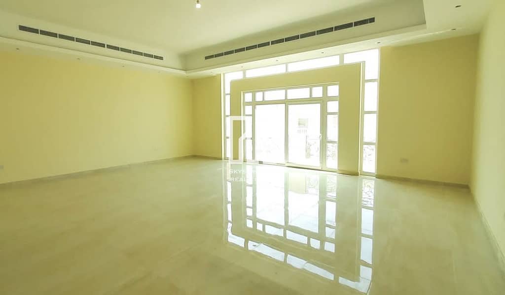 Luxurious 5 Master Bed villa with elevator / Vacant