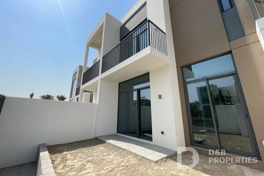 BRAND NEW | SIGNLE ROW FACING POOL & PARK BRAND NEW | SIGNLE ROW FACING POOL & PARK