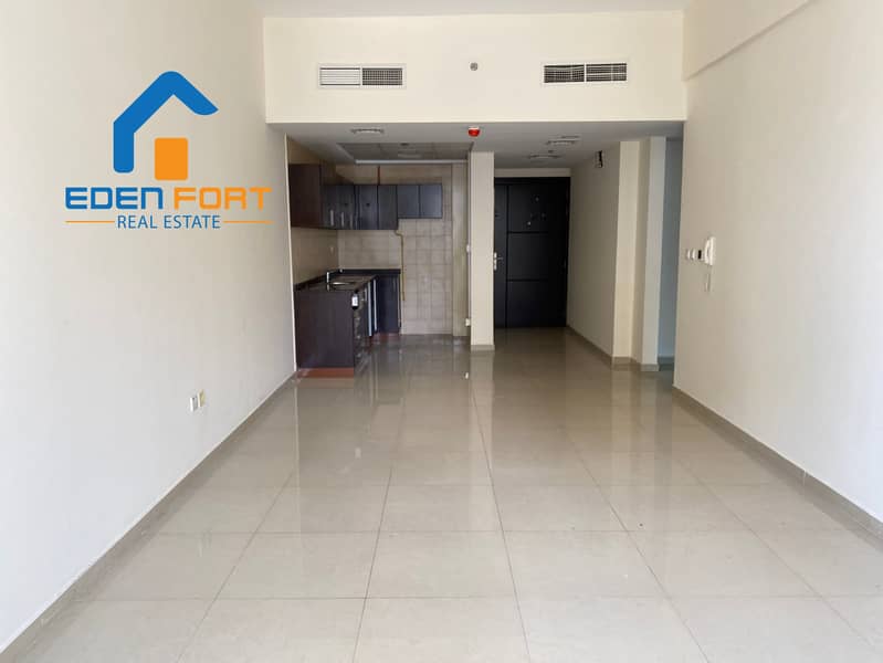 Huge Unfurnished  1 Bedroom Apartment With Balcony