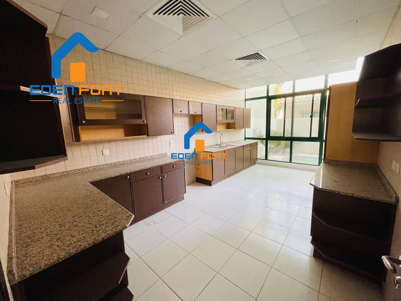 5 Compound Villa 4BR+M Near to Jumeriah Beach